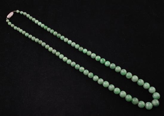 A single strand graduated jadeite bead necklace with diamond set white gold barrel clasp, 18in.